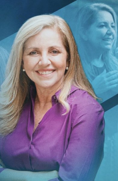 Claudia Fernandes em destaque no novo site, com tratamento visual escuro e azul